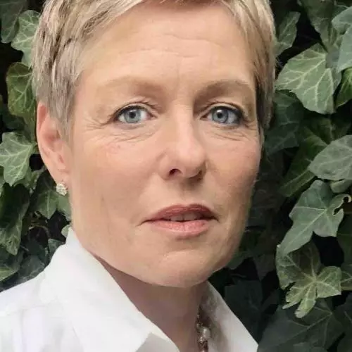 Headshot of Dr Victoria Phillips